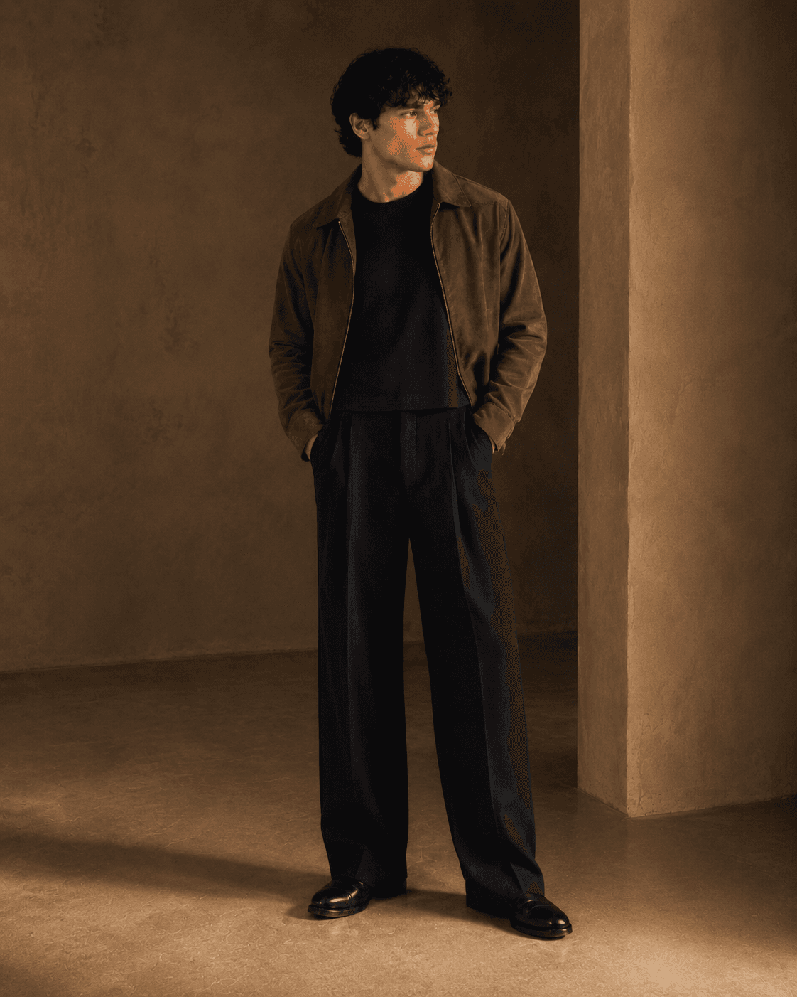 Modelo RIVA con prendas masculinas premium